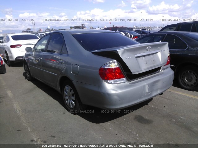 4T1BE32K85U974332 - 2005 TOYOTA CAMRY LE/XLE/SE SILVER photo 3