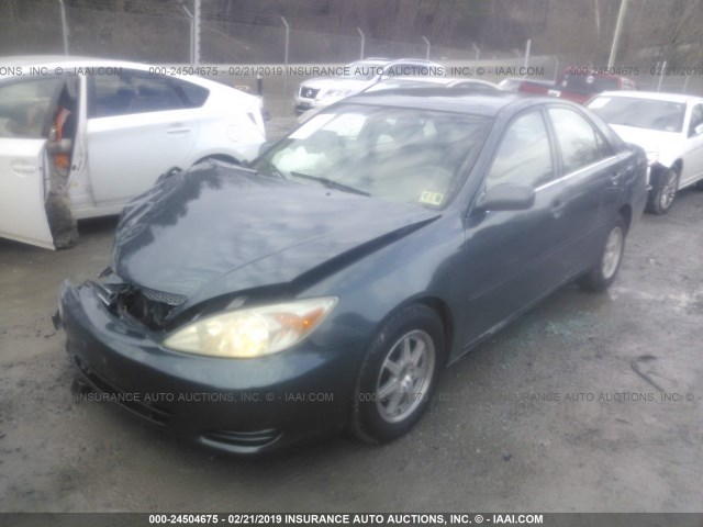 JTDBE32K820008411 - 2002 TOYOTA CAMRY LE/XLE/SE GREEN photo 2