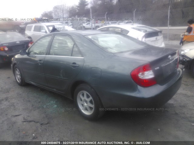 JTDBE32K820008411 - 2002 TOYOTA CAMRY LE/XLE/SE GREEN photo 3