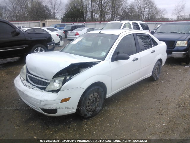 1FAFP34N55W295393 - 2005 FORD FOCUS ZX4 WHITE photo 2