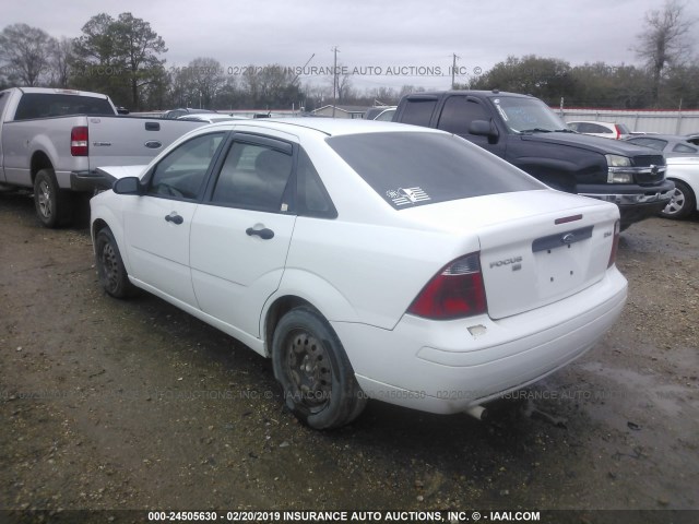 1FAFP34N55W295393 - 2005 FORD FOCUS ZX4 WHITE photo 3