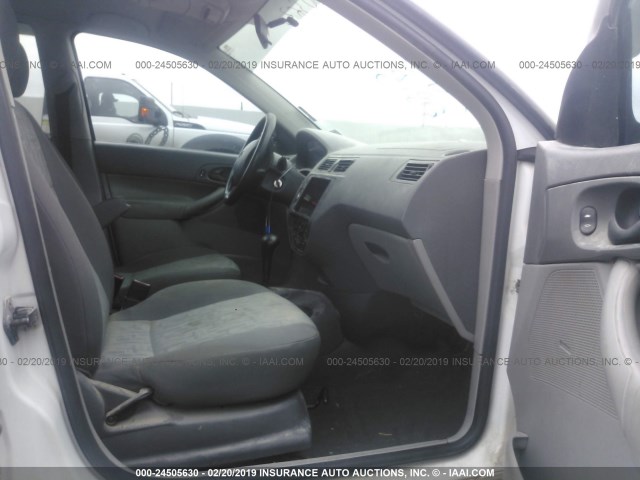 1FAFP34N55W295393 - 2005 FORD FOCUS ZX4 WHITE photo 5