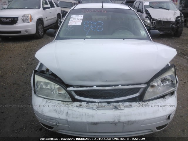 1FAFP34N55W295393 - 2005 FORD FOCUS ZX4 WHITE photo 6