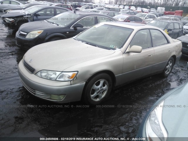 JT8BF28G3W0135372 - 1998 LEXUS ES 300 GOLD photo 2