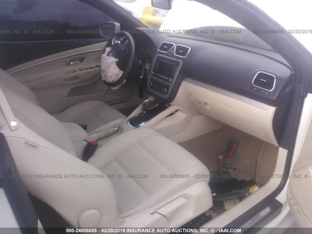 WVWBW7AH5CV009109 - 2012 VOLKSWAGEN EOS KOMFORT WHITE photo 5