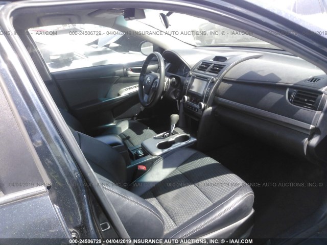 4T1BF1FK4EU442197 - 2014 TOYOTA CAMRY L/SE/LE/XLE ლურჯი ფოტო 5
