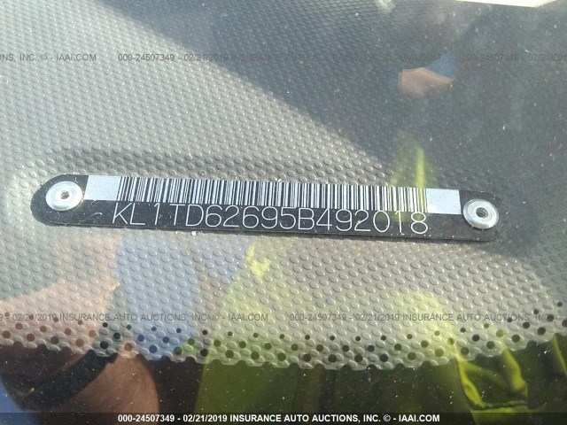 KL1TD62695B492018 - 2005 CHEVROLET AVEO LS WHITE photo 9