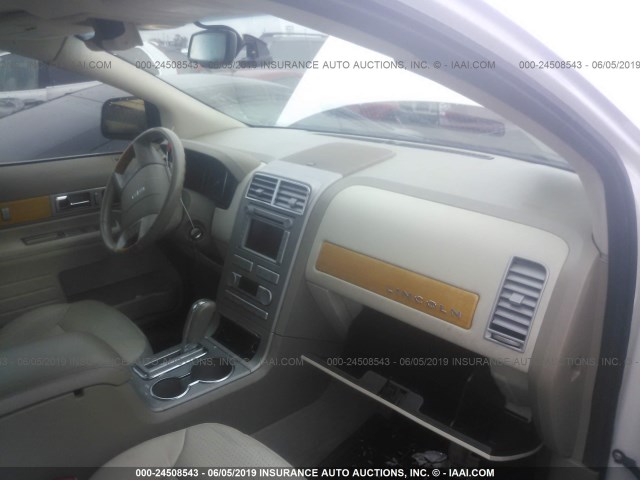 2LMDU68C77BJ27277 - 2007 LINCOLN MKX CREAM photo 5