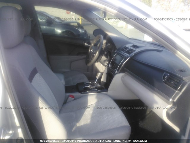 4T4BF1FK2DR322029 - 2013 TOYOTA CAMRY L/SE/LE/XLE Gümüş foto 5