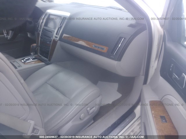 1G6DZ67A380169906 - 2008 CADILLAC STS WHITE photo 5