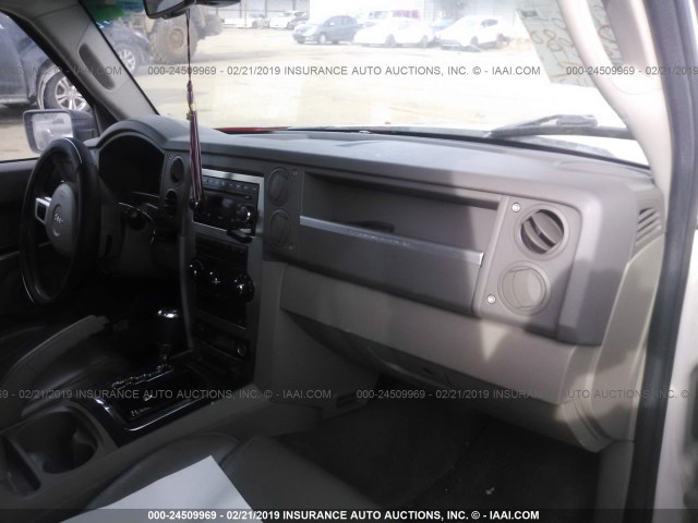 1J8HG48K98C117042 - 2008 JEEP COMMANDER SPORT თეთრი ფოტო 5