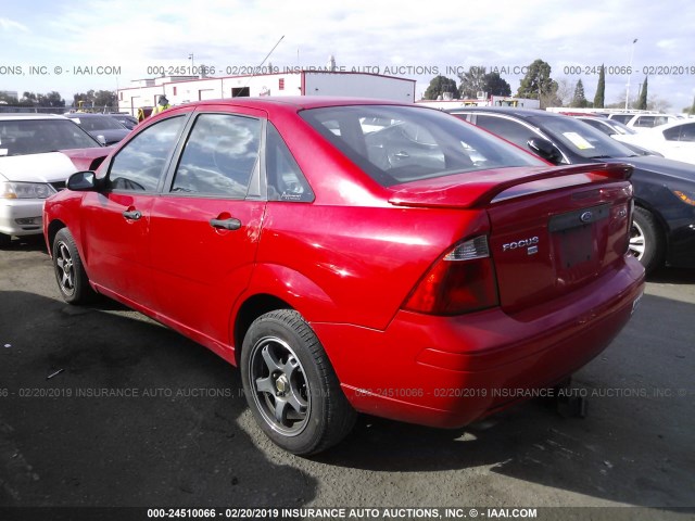1FAFP34N95W249825 - 2005 FORD FOCUS ZX4 RED photo 3