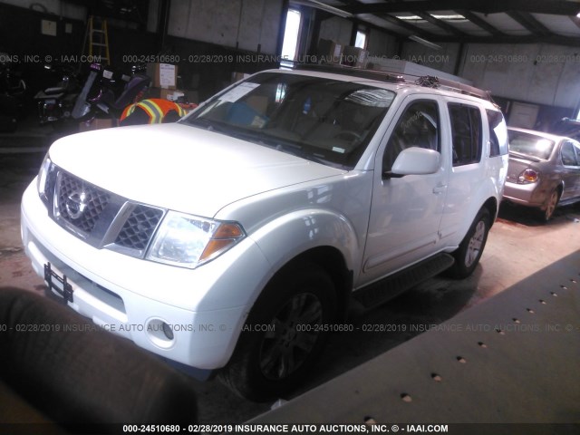 5N1AR18U45C772462 - 2005 NISSAN PATHFINDER LE/SE/XE WHITE photo 2