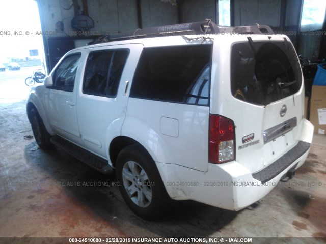 5N1AR18U45C772462 - 2005 NISSAN PATHFINDER LE/SE/XE WHITE photo 3