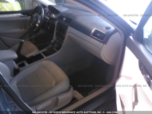 1VWBH7A30CC035477 - 2012 VOLKSWAGEN PASSAT SE GRAY photo 5