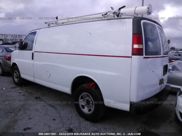 1GTGG25V471184079 - 2007 GMC SAVANA G2500 WHITE photo 3