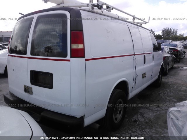 1GTGG25V471184079 - 2007 GMC SAVANA G2500 WHITE photo 4