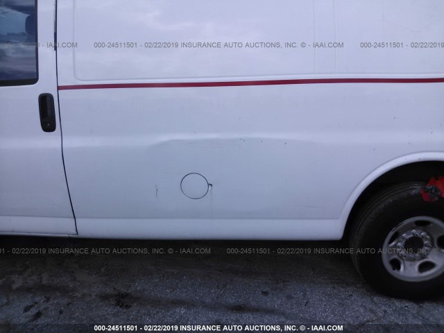 1GTGG25V471184079 - 2007 GMC SAVANA G2500 WHITE photo 6