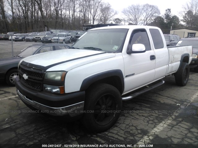 1GCHC29UX5E136688 - 2005 CHEVROLET SILVERADO C2500 HEAVY DUTY WHITE photo 2