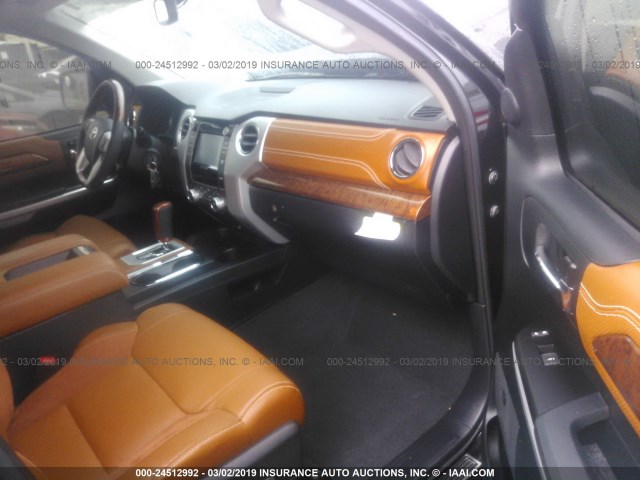 5TFGW5F14HX213739 - 2017 TOYOTA TUNDRA CREWMAX 1794/PLATINUM 黑色 照片 5