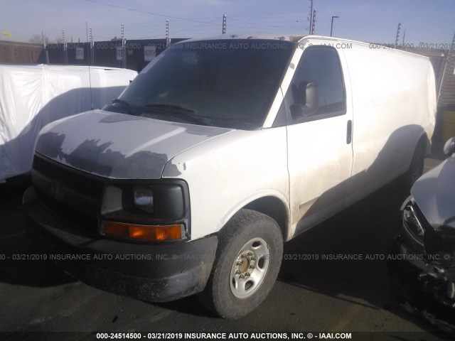 1GTGG29U831105704 - 2003 GMC SAVANA G2500 WHITE photo 2