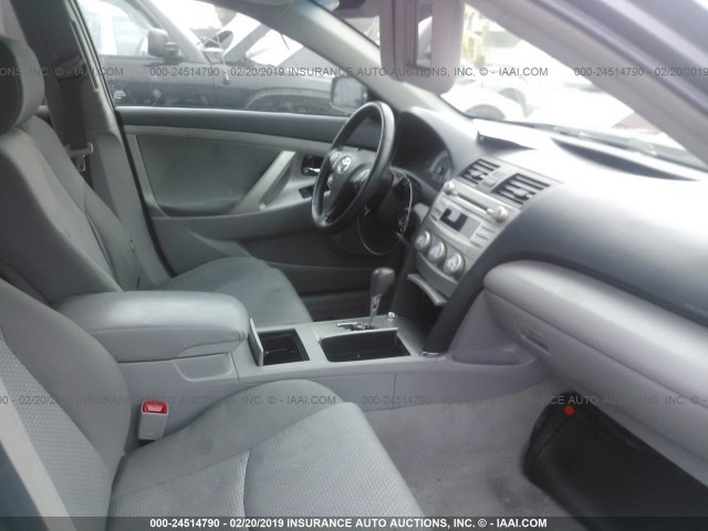 4T1BF3EK2BU127696 - 2011 TOYOTA CAMRY SE/LE/XLE 灰色 照片 5