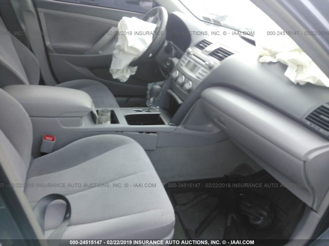 4T1BF3EK1BU627817 - 2011 TOYOTA CAMRY SE/LE/XLE GRAY photo 5