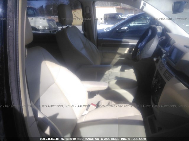 2V4RW3D13AR294971 - 2010 VOLKSWAGEN ROUTAN SE BLACK photo 5