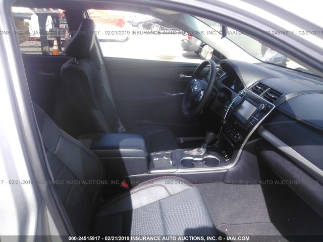 4T1BF1FK8FU945927 - 2015 TOYOTA CAMRY LE/XLE/SE/XSE 银色 照片 5