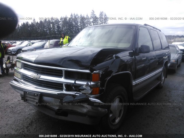 1GNEK13R3VJ377396 - 1997 CHEVROLET TAHOE K1500 BLACK photo 2