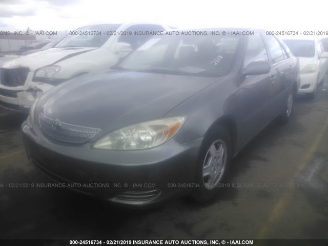 4T1BF32K52U521259 - 2002 TOYOTA CAMRY LE/XLE/SE GRAY photo 2