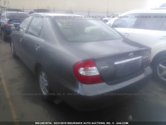 4T1BF32K52U521259 - 2002 TOYOTA CAMRY LE/XLE/SE GRAY photo 3