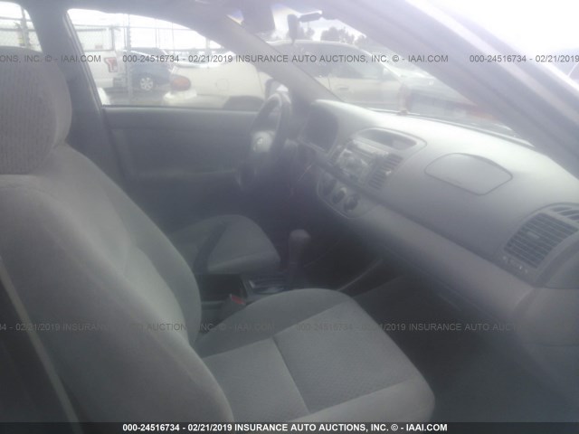 4T1BF32K52U521259 - 2002 TOYOTA CAMRY LE/XLE/SE GRAY photo 5