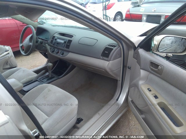 4T1BE32K14U892103 - 2004 TOYOTA CAMRY LE/XLE/SE GOLD photo 5