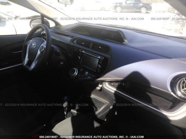 JTDKDTB34G1115744 - 2016 TOYOTA PRIUS C WHITE photo 5