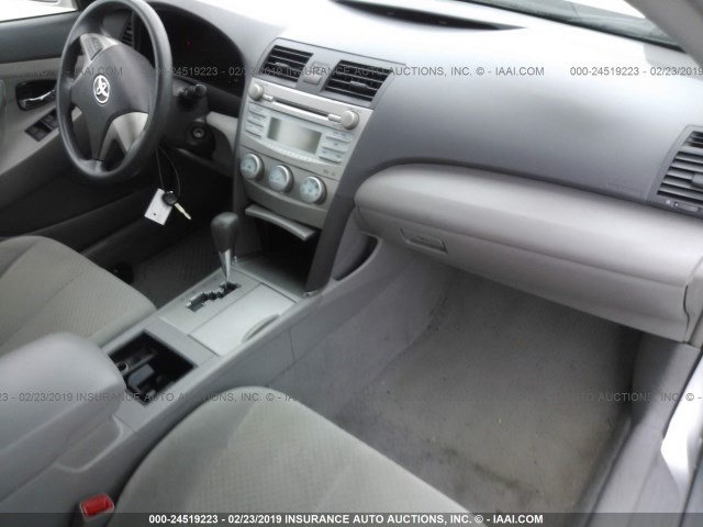 4T4BE46K88R046496 - 2008 TOYOTA CAMRY CE/LE/XLE/SE SILVER photo 5