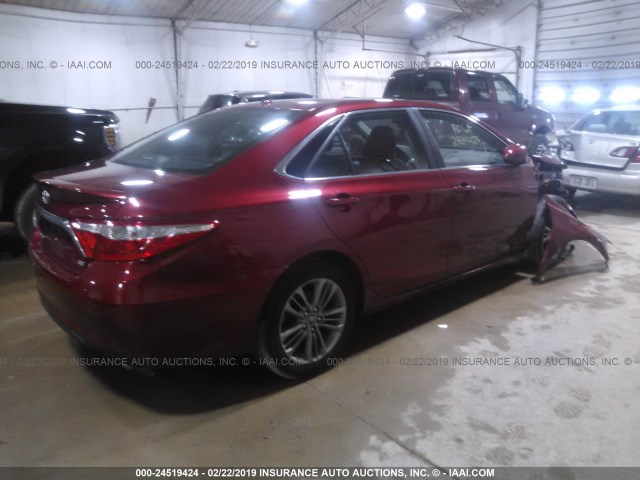 4T1BF1FK7HU793724 - 2017 TOYOTA CAMRY LE/XLE/SE/XSE წითელი ფოტო 4