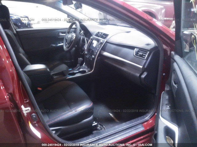 4T1BF1FK7HU793724 - 2017 TOYOTA CAMRY LE/XLE/SE/XSE წითელი ფოტო 5