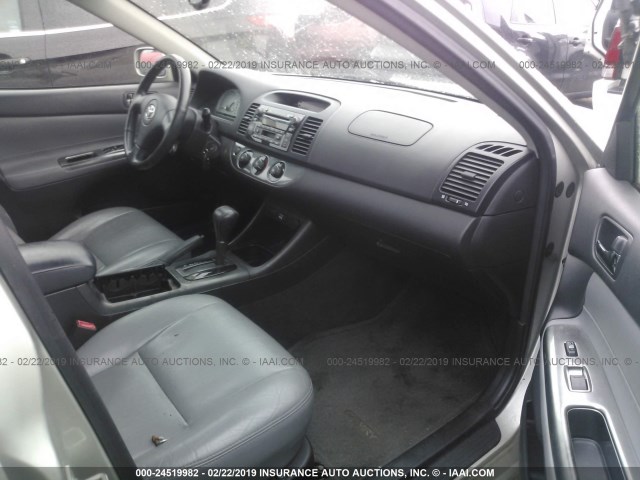 JTDBE32K820089510 - 2002 TOYOTA CAMRY LE/XLE/SE SILVER photo 5