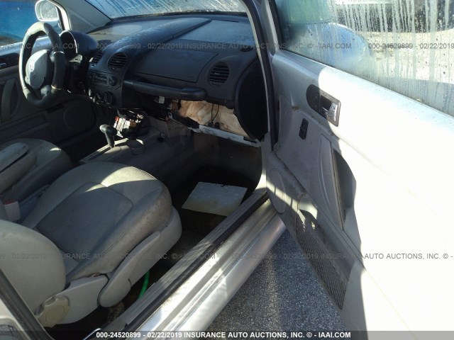 3VWDD21C9YM463979 - 2000 VOLKSWAGEN NEW BEETLE GLX 银色 照片 5