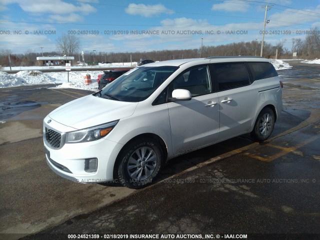 KNDMB5C16G6100270 - 2016 KIA SEDONA LX WHITE photo 2