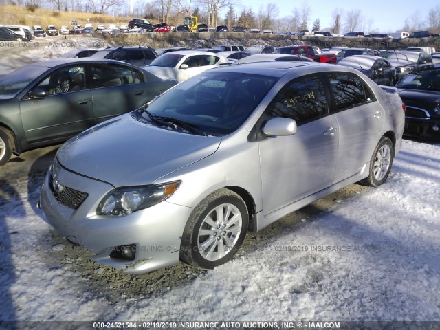 1NXBU40E59Z077268 - 2009 TOYOTA COROLLA S/LE/XLE SILVER photo 2