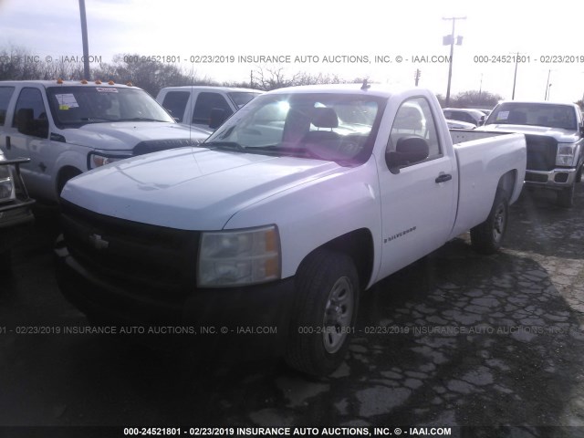 1GCEC14C08Z333118 - 2008 CHEVROLET SILVERADO C1500 WHITE photo 2