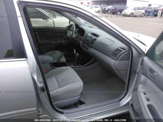 4T1BE32K14U373942 - 2004 TOYOTA CAMRY LE/XLE/SE SILVER photo 5