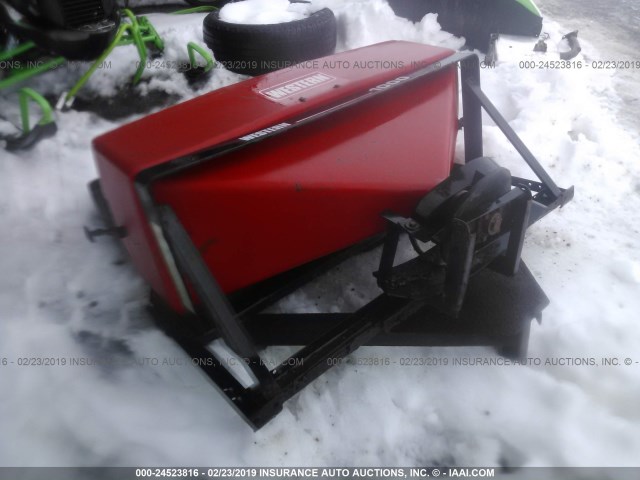 05051430001068800 - 2015 WESTERN SALT SPREADER  RED photo 1