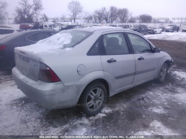 1FAFP34N06W104996 - 2006 FORD FOCUS ZX4 SILVER photo 4