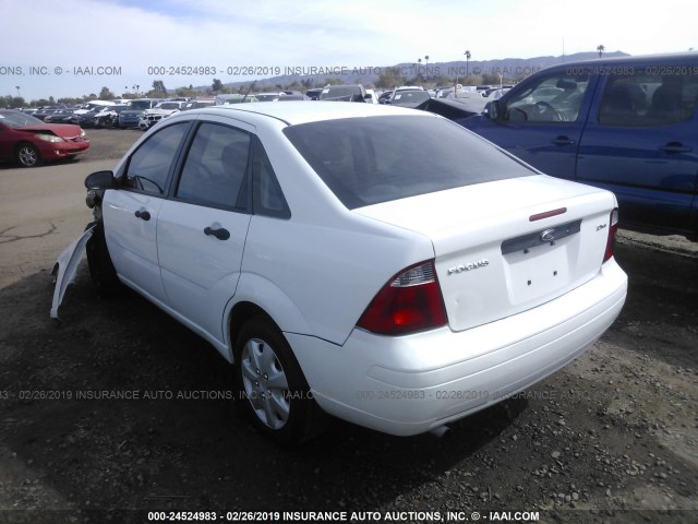 1FAFP34N45W229658 - 2005 FORD FOCUS ZX4 WHITE photo 3