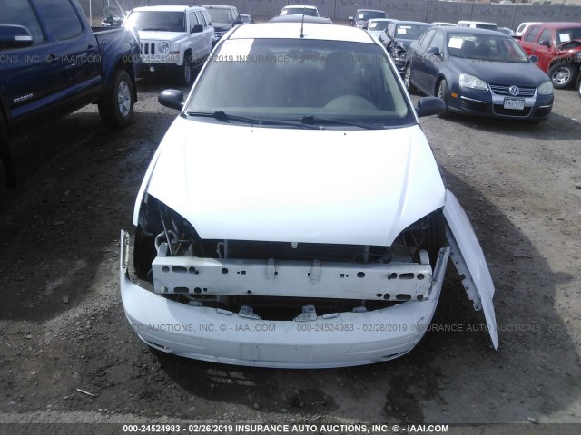 1FAFP34N45W229658 - 2005 FORD FOCUS ZX4 WHITE photo 6