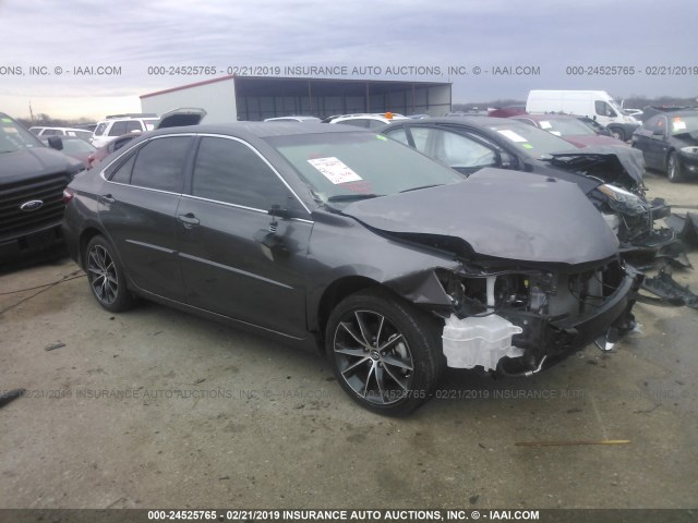 4T1BF1FK5HU371127 - 2017 TOYOTA CAMRY LE/XLE/SE/XSE GRAY photo 1