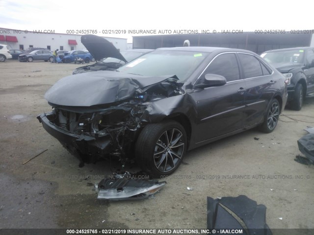 4T1BF1FK5HU371127 - 2017 TOYOTA CAMRY LE/XLE/SE/XSE GRAY photo 2